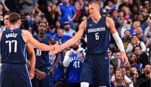 NBA常规赛视频直播:湖人 vs 独行侠 詹皇浓眉哥欲(图2) NBA常规赛视频直播:湖人 vs 独行侠 詹皇浓眉哥欲(图2)