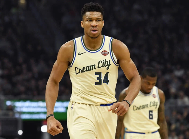 NBA常规赛高清直播:雄鹿vs活塞 字母哥庄神内线(图1) NBA常规赛高清直播:雄鹿vs活塞 字母哥庄神内线(图1)